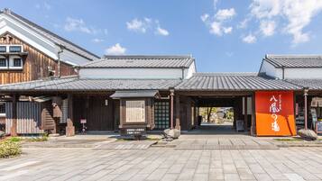 Un edificio japonés tradicional con tejado de baldosas y estructura de madera.