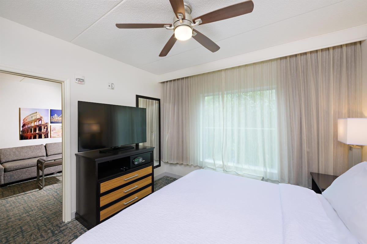Suite, 1 King Bed | In-room safe, desk, iron/ironing board, free WiFi