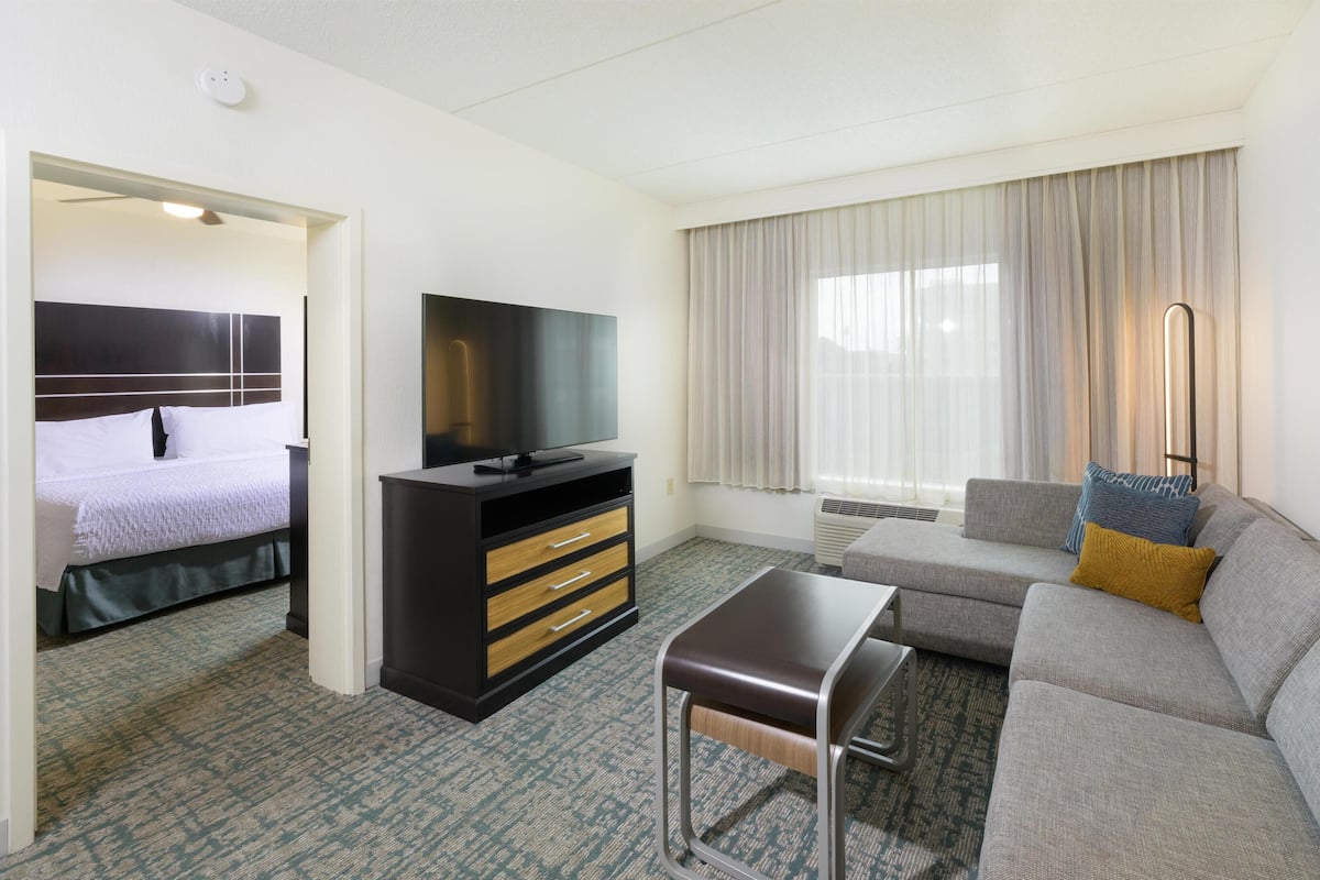 King, Suite, 2 Bedrooms | Living area | 32-inch LCD TV with premium channels, TV, DVD player