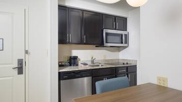 Refrigerador con freezer, microondas, lavavajillas, cafetera/tetera