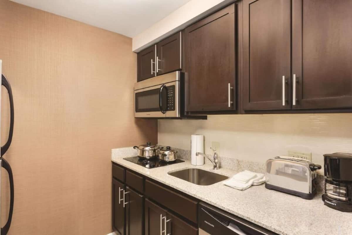 Private kitchen | Full-size fridge, microwave, dishwasher, coffee/tea maker