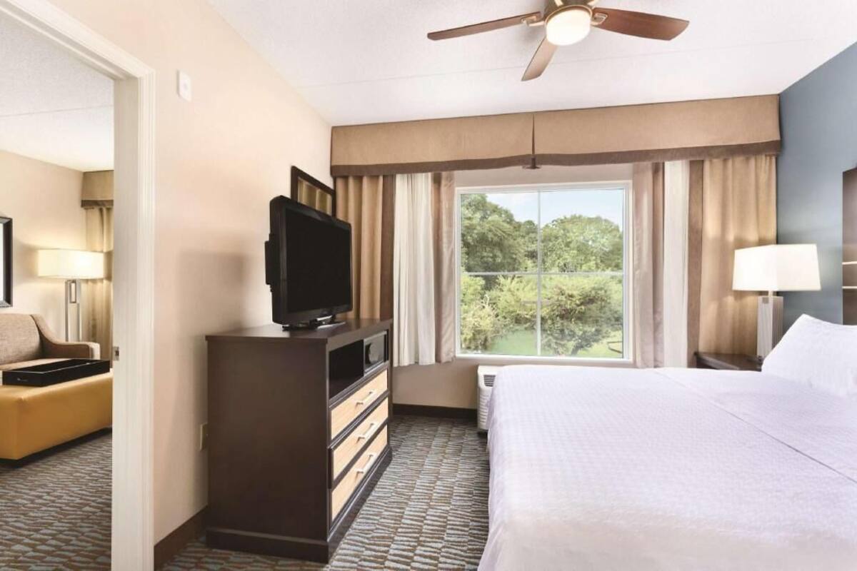 In-room safe, desk, iron/ironing board, free WiFi