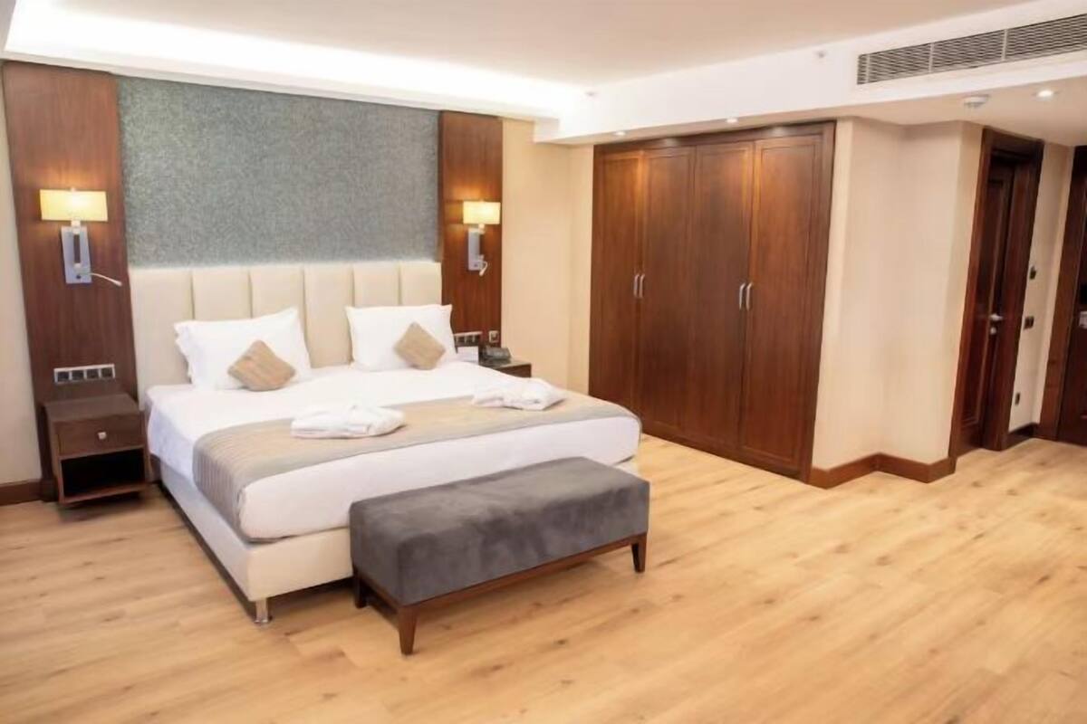 Egyptian cotton sheets, premium bedding, minibar, in-room safe