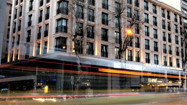 Un hotel de varios pisos con estilo arquitectónico clásico, que destaca un cartel en la parte superior.