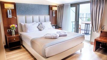 Terrace Queen Room | Egyptian cotton sheets, premium bedding, minibar, in-room safe