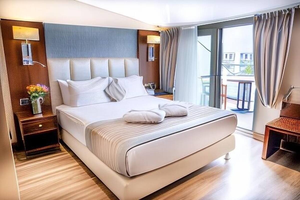 Egyptian cotton sheets, premium bedding, minibar, in-room safe