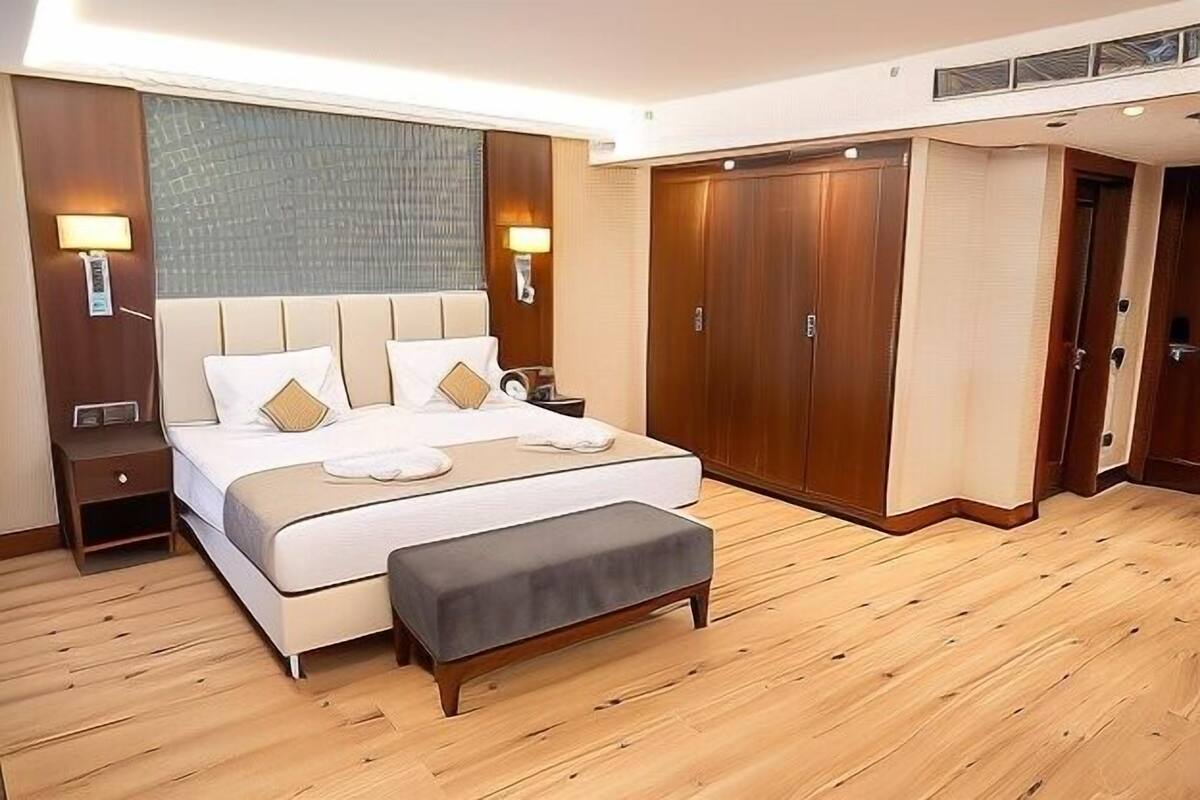Egyptian cotton sheets, premium bedding, minibar, in-room safe