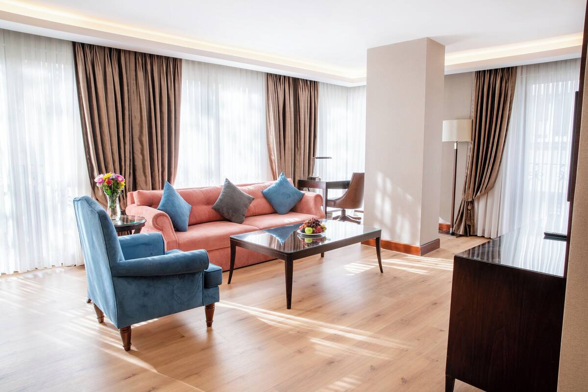 Two Bedroom Suite Room | 거실 공간 | 위성 채널 시청이 가능한 46인치 LCD TV, TV