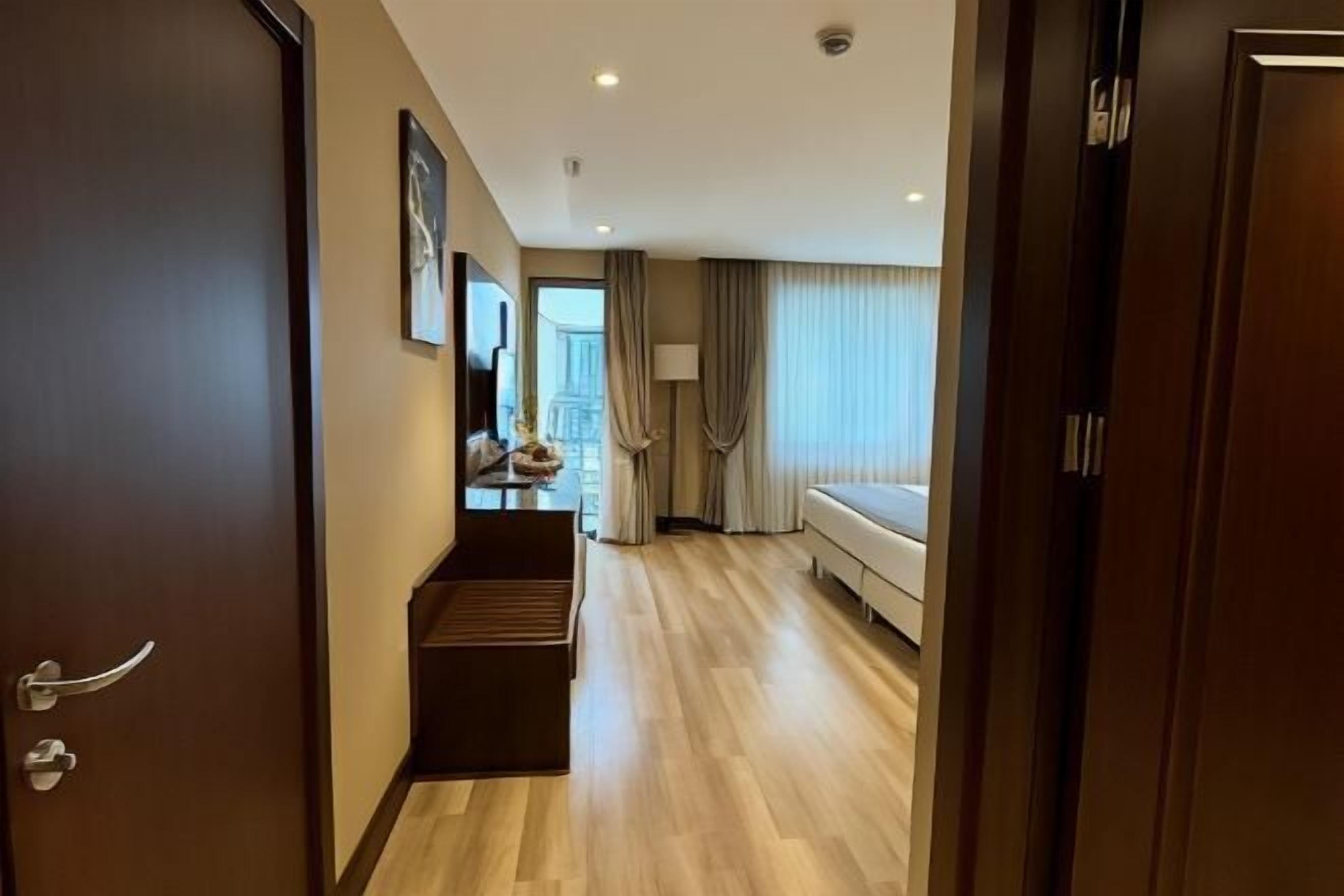 Egyptian cotton sheets, premium bedding, minibar, in-room safe