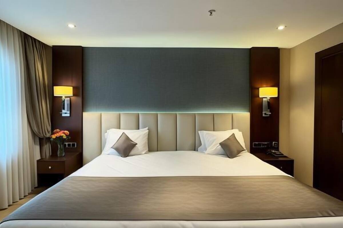Egyptian cotton sheets, premium bedding, minibar, in-room safe