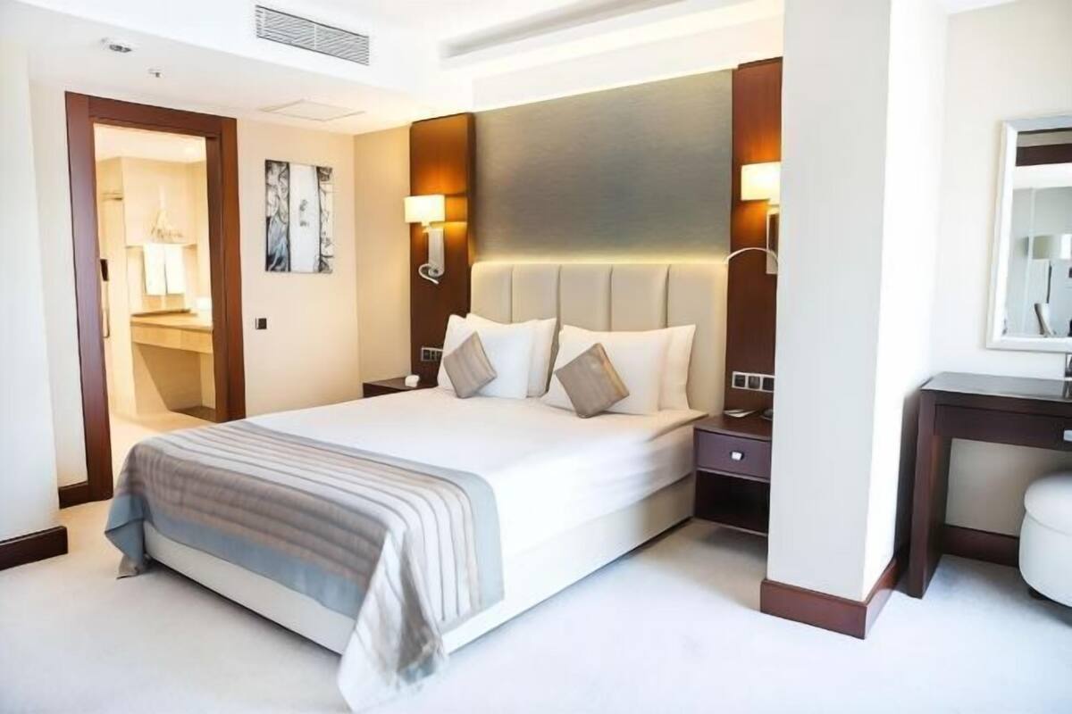 Egyptian cotton sheets, premium bedding, minibar, in-room safe