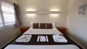 Quarto casal standard, 1 cama King | Escrivaninha, cortinas blackout, ferros/tábuas de passar roupa