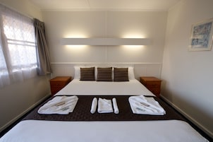 标准双人房, 1 张特大床 | 办公桌、遮光窗帘、熨斗/熨衣板、免费 WiFi