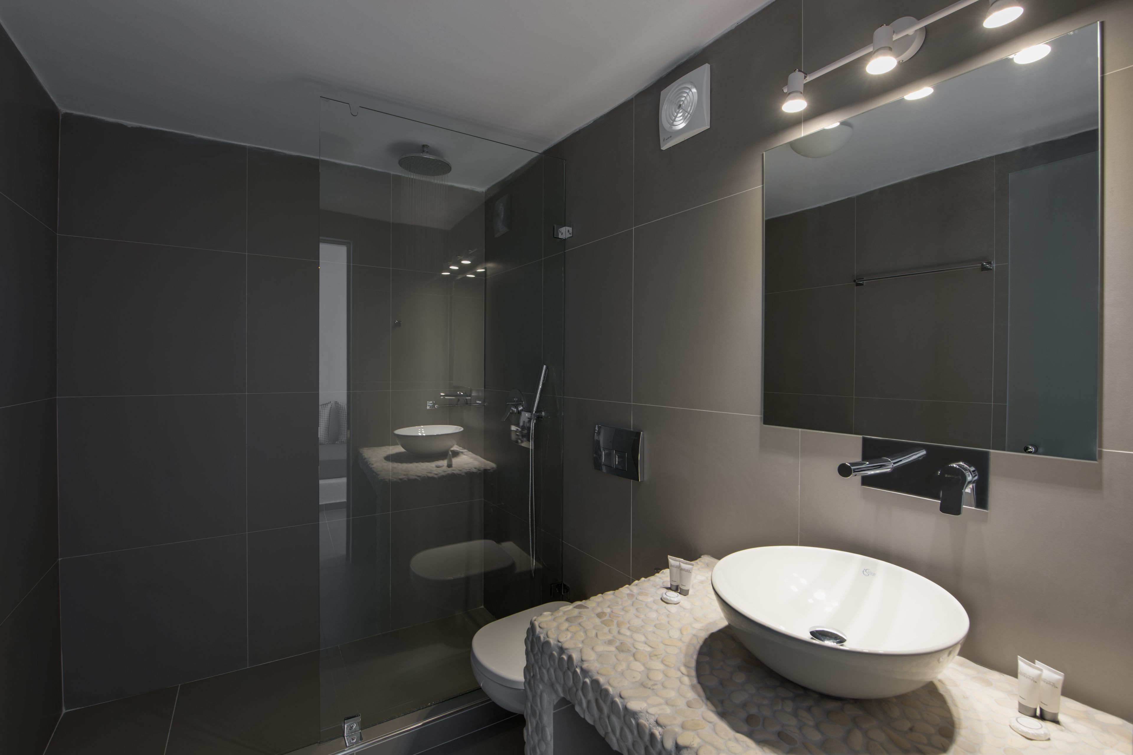 deluxe triple room | bathroom | shower, free toiletries, towels