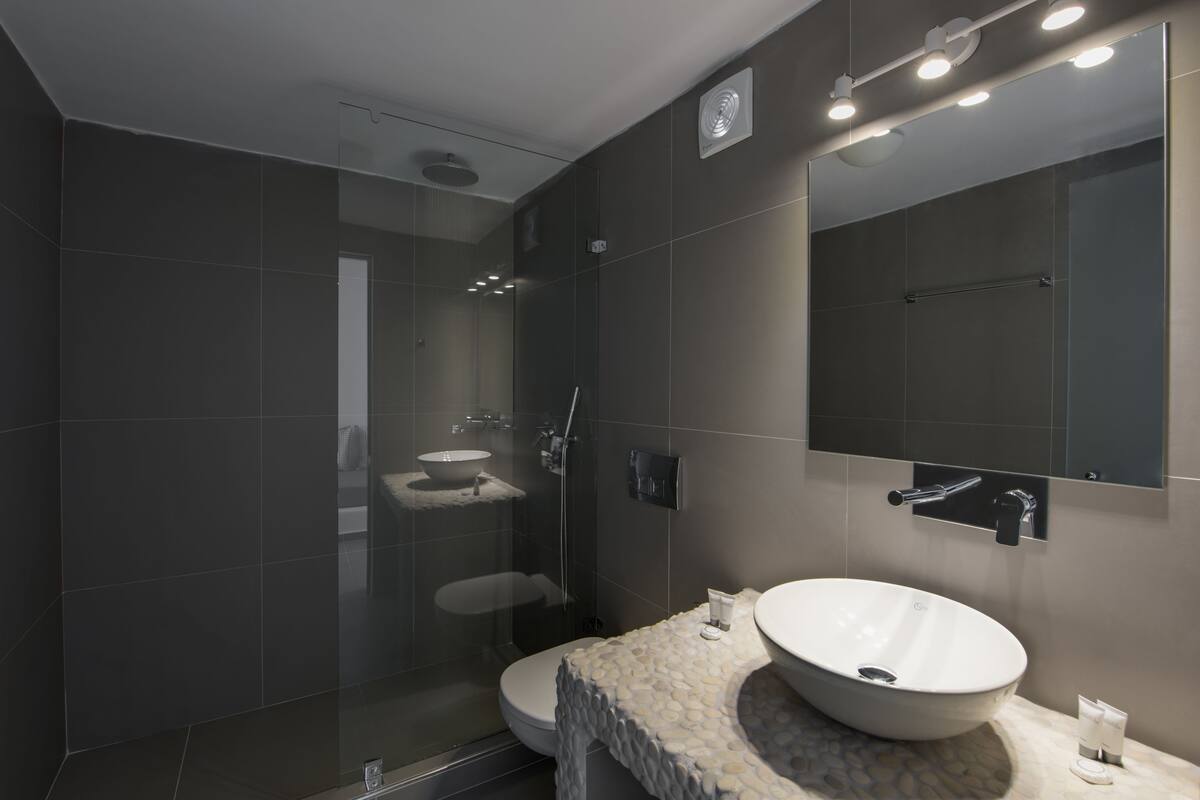 deluxe triple room | bathroom | shower, free toiletries, towels