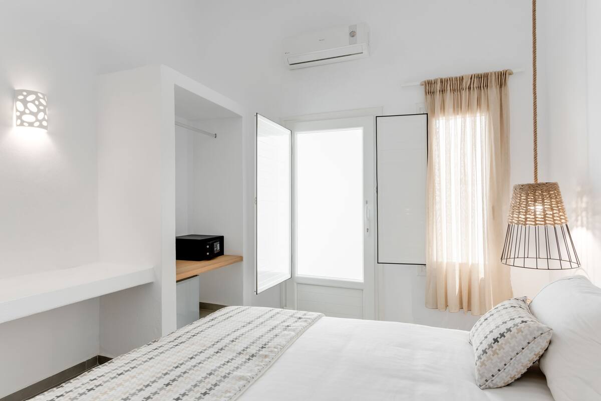 Standard Room | In-room safe, soundproofing, WiFi (free), bed sheets