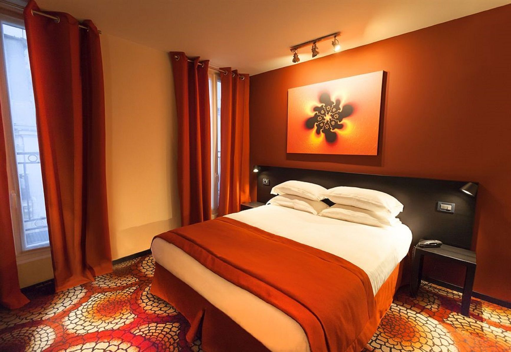 Sengetøy av topp kvalitet, minibar og safe på rommet