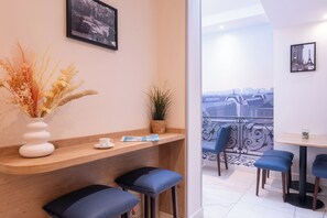 Desayuno buffet (EUR 16.00 por persona) 