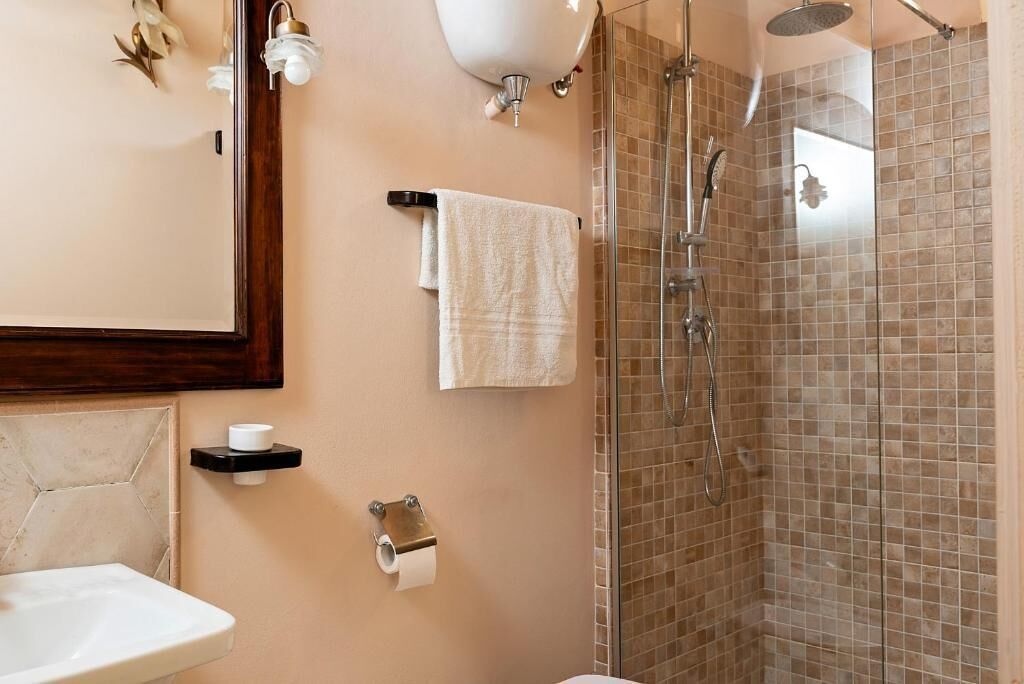 Classic Double Room | Bathroom | Free toiletries, hair dryer, slippers, towels