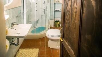 Comfort-suite | Badeværelse | Gratis toiletartikler, hårtørrer, hjemmesko, håndklæder