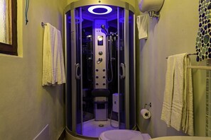 Perhehuoneisto | Kylpyhuone | Ilmaiset hygieniatuotteet, hiustenkuivaaja, pyyhkeet, saippua
