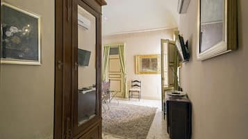 Classic Double Room | Minibar, free WiFi
