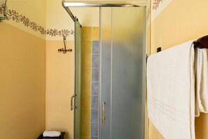 Comfort enkelrum | Badrum | Gratis toalettartiklar, hårtork, tofflor och handdukar