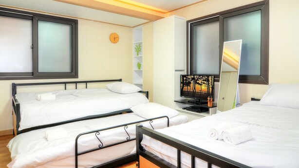 Triple Room | Soundproofing, WiFi (free) - Hostel KW Sinsa (Seoul)