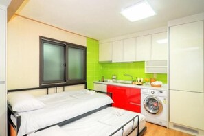 Full-sized fridge, microwave, stovetop