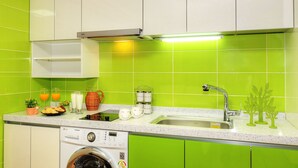 Full-size fridge, microwave, stovetop - Hostel KW Sinsa (Seoul)