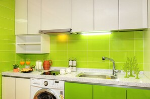 Full-sized fridge, microwave, stovetop