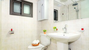 Shower, hair dryer (on request), towels - Hostel KW Sinsa (Seoul)