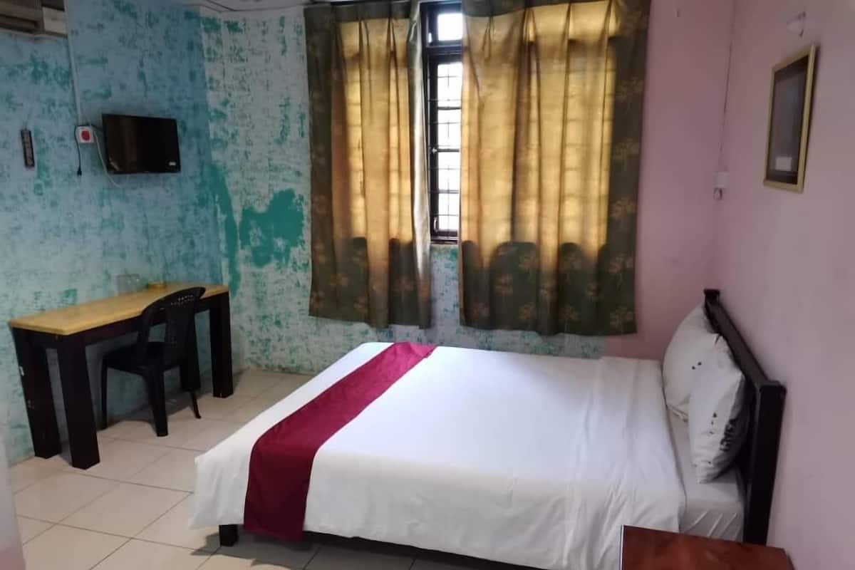 Deluxe Double Room | Desk, iron/ironing board, free WiFi