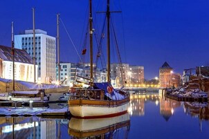 Boendets fasad - kväll/natt