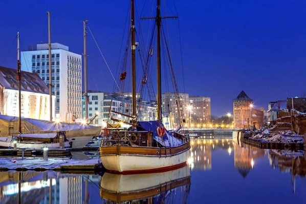 Vista frontal de la propiedad por la tarde o noche