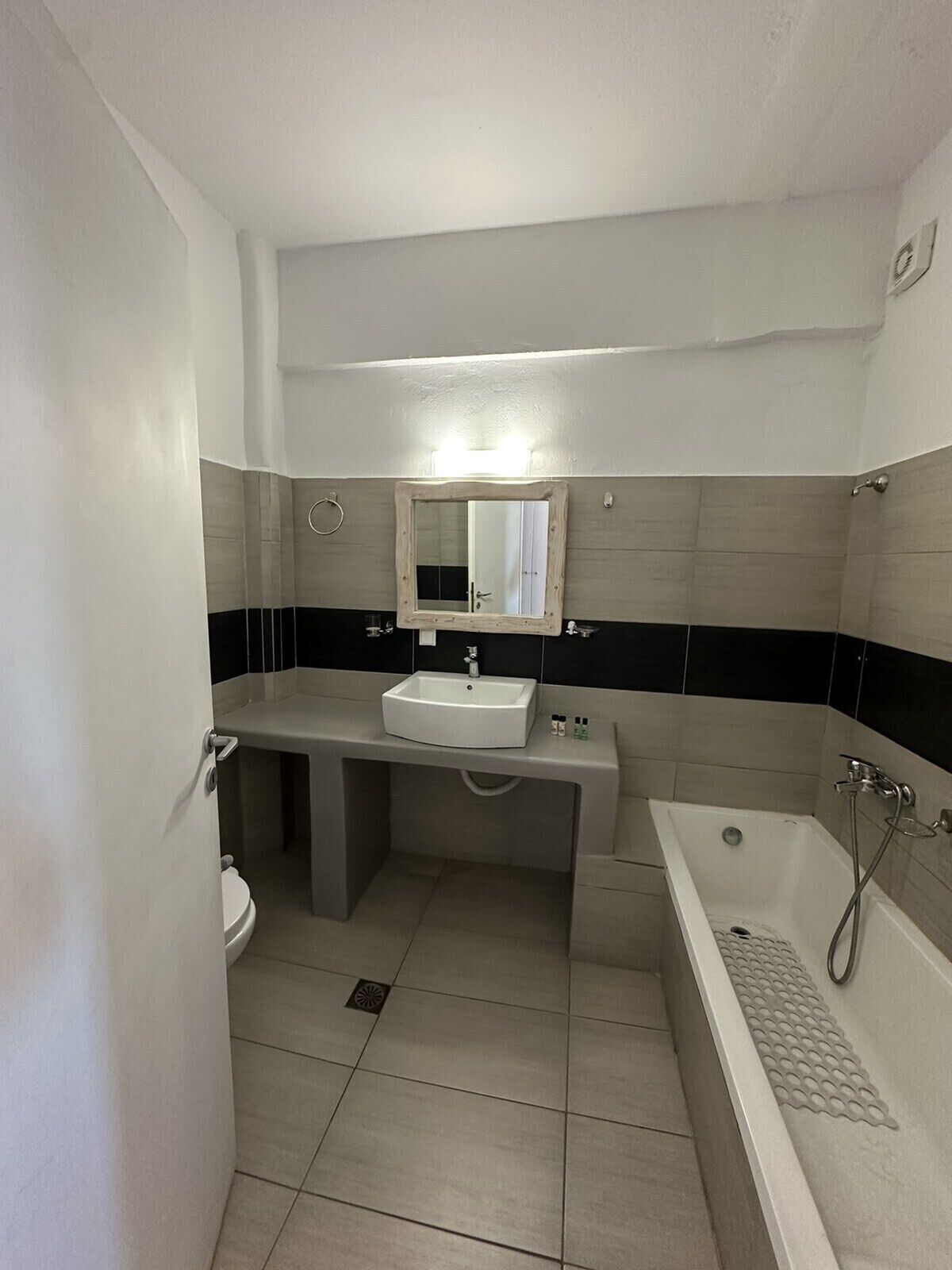 triple room, pool view | bathroom | bathtub, free toiletries, hair dryer, slippers