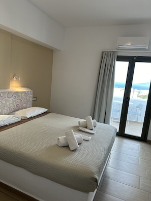 Double Room, Sea View | In-room safe, blackout drapes, soundproofing, iron/ironing board - Hotel Omiros (Santorini)