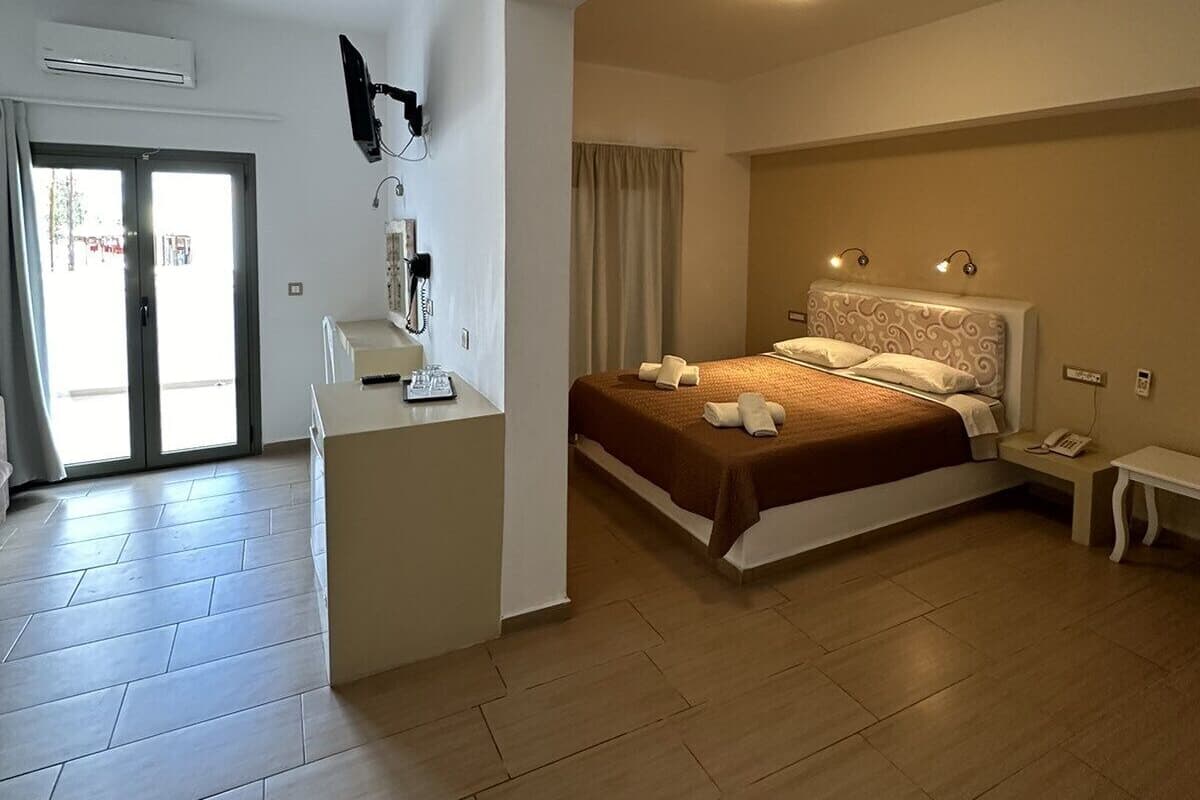 Chambre double, vue sur la piscine | Coffre-fort, rideaux d’obscurcissement, système d’insonorisation