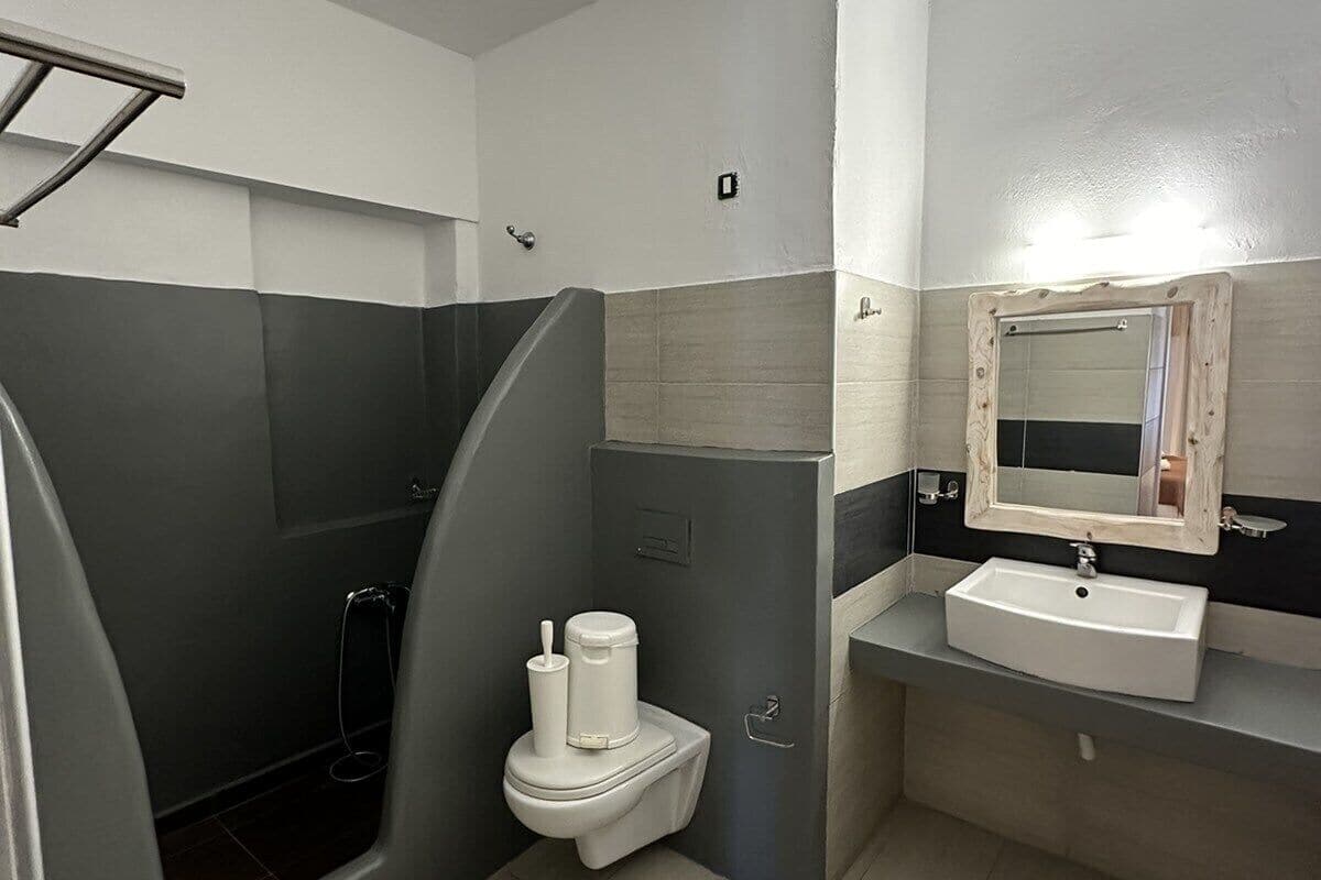 bathtub, free toiletries, hair dryer, slippers