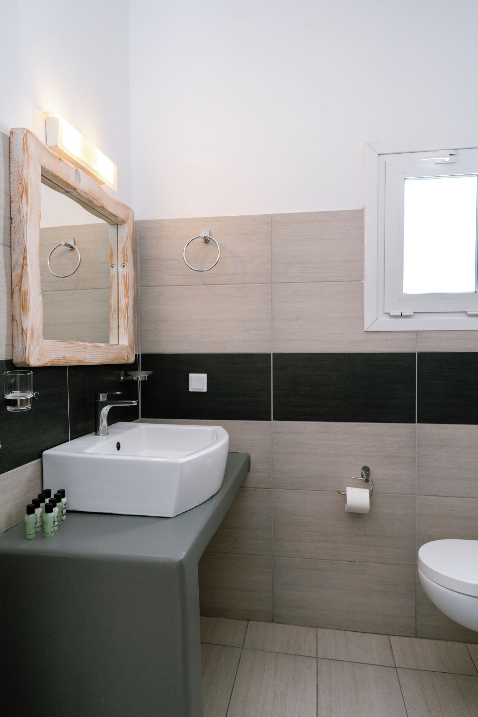 economy double room | bathroom | bathtub, free toiletries, hair dryer, slippers