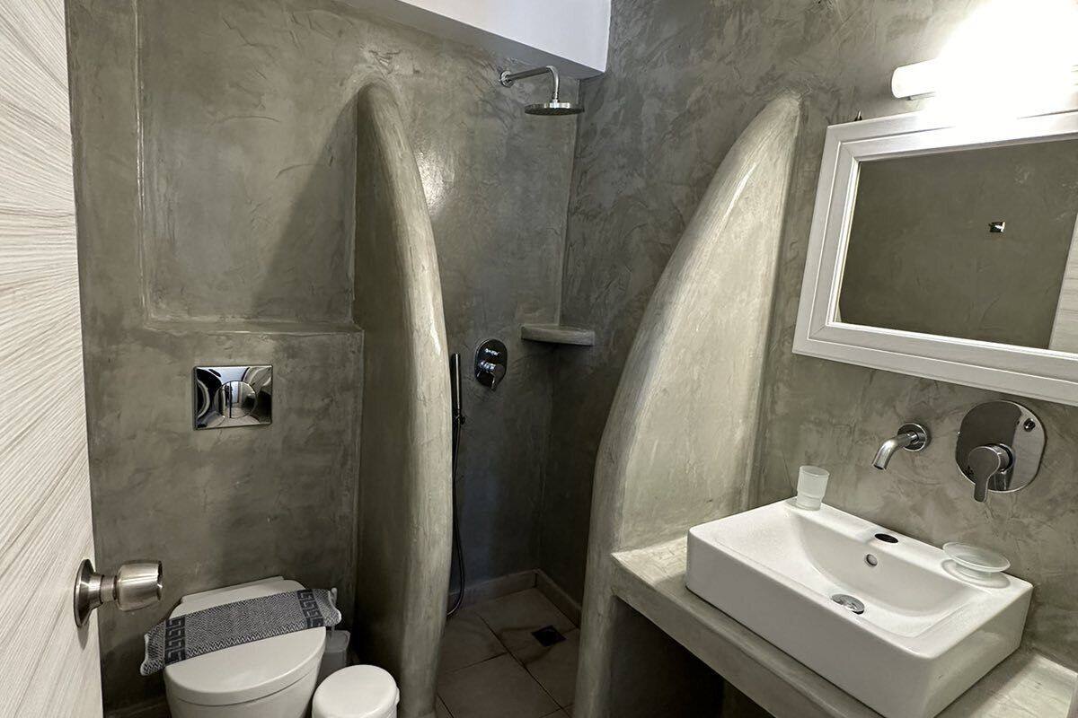 standard double room | bathroom | bathtub, free toiletries, hair dryer, slippers