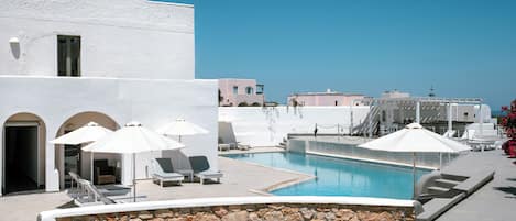 Outdoor pool, pool umbrellas, sun loungers