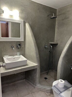 Standard Triple Room | Bathroom | Bathtub, free toiletries, hair dryer, slippers - Hotel Omiros (Santorini)