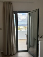 Caja de seguridad en la habitación y cortinas blackout