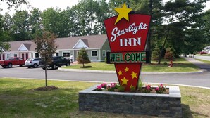 Señal de StarLight Inn con un mensaje de bienvenida digital.