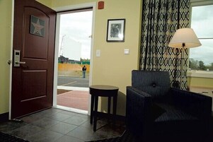 The Elvis Presley Room | Desk, blackout drapes, soundproofing, free WiFi