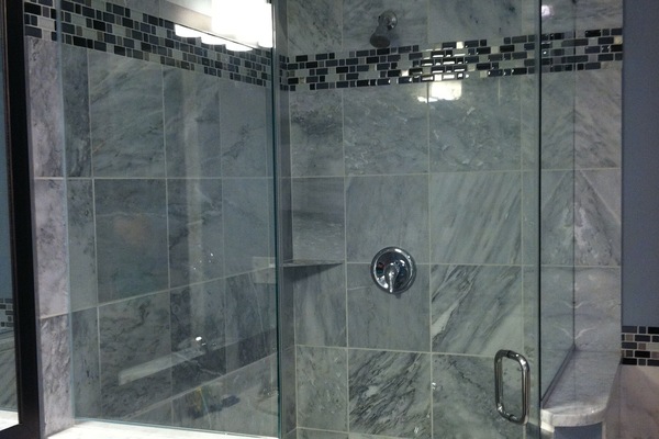Suite, 1 trÚs grand lit et 1 canapé-lit, bain à remous | Salle de bain | SÚche-cheveux, serviettes fournies