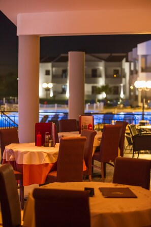 Breakfast, lunch, dinner served; international cuisine  - Stemma Hotel (Corfu)