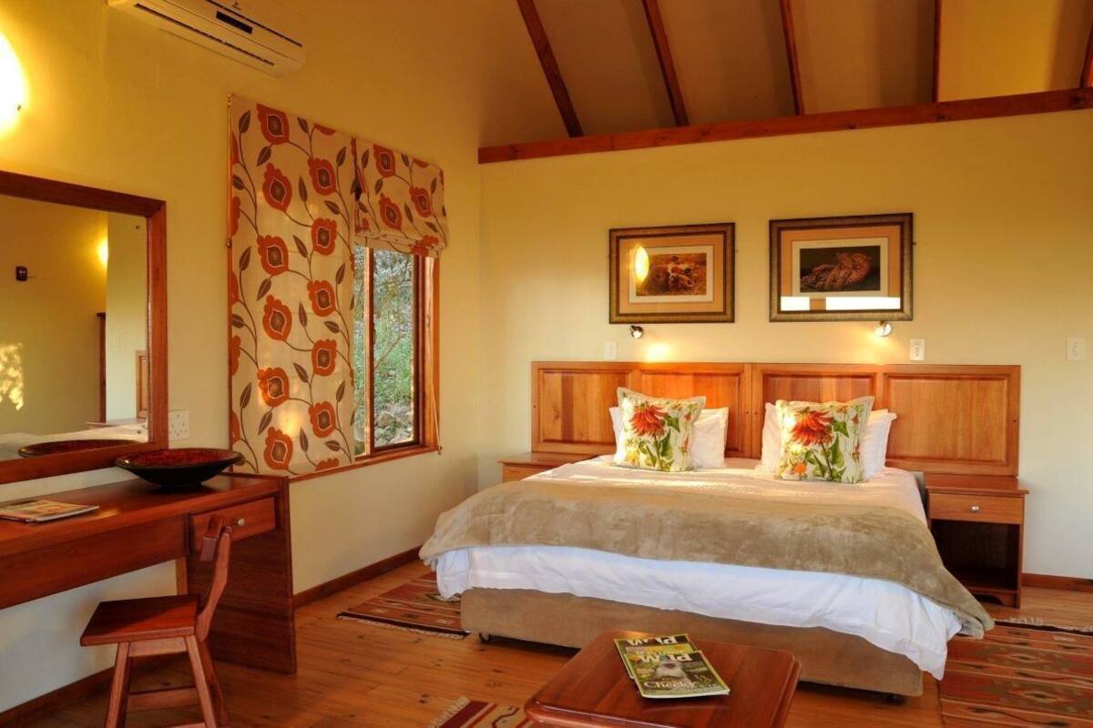 Luxury Room (King) | Desk, soundproofing, WiFi (free), bed sheets