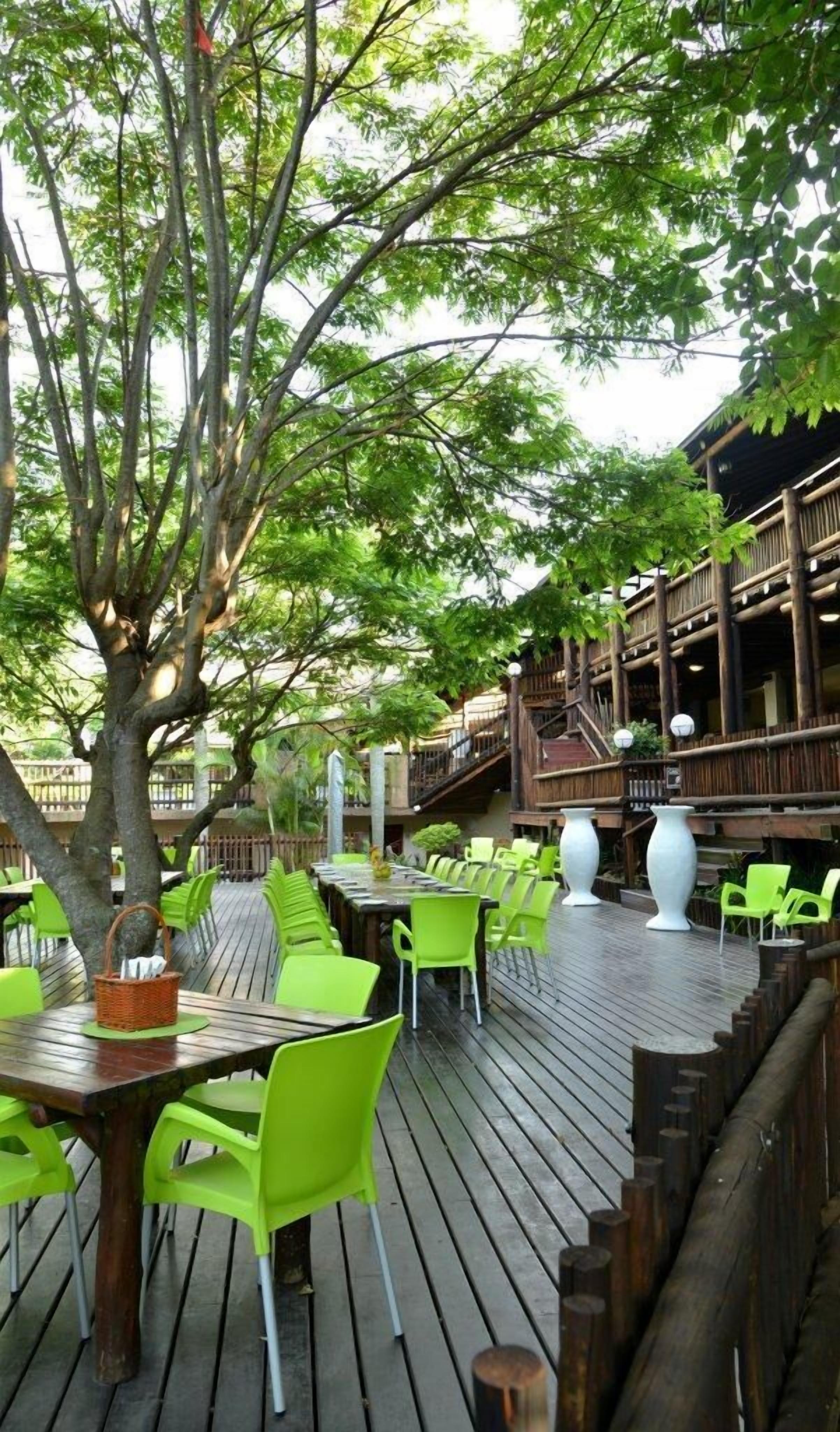 供應早 餐、午餐和晚餐，露天餐廳